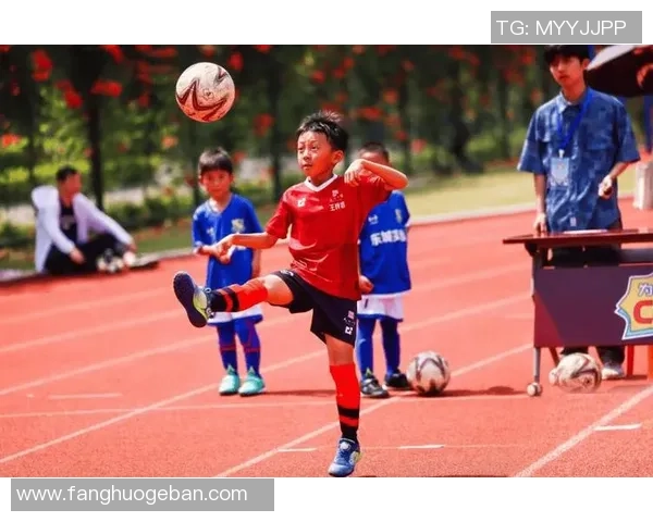 帅气少年足球明星的成长之路与梦想追逐的精彩瞬间