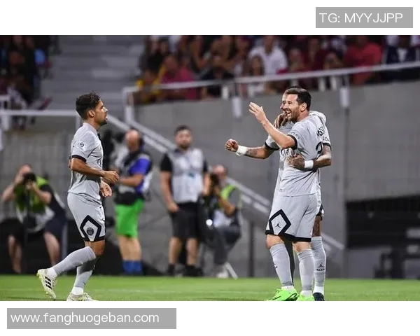 梅西在比赛中意外摔倒引发球迷热议与媒体关注的背后故事